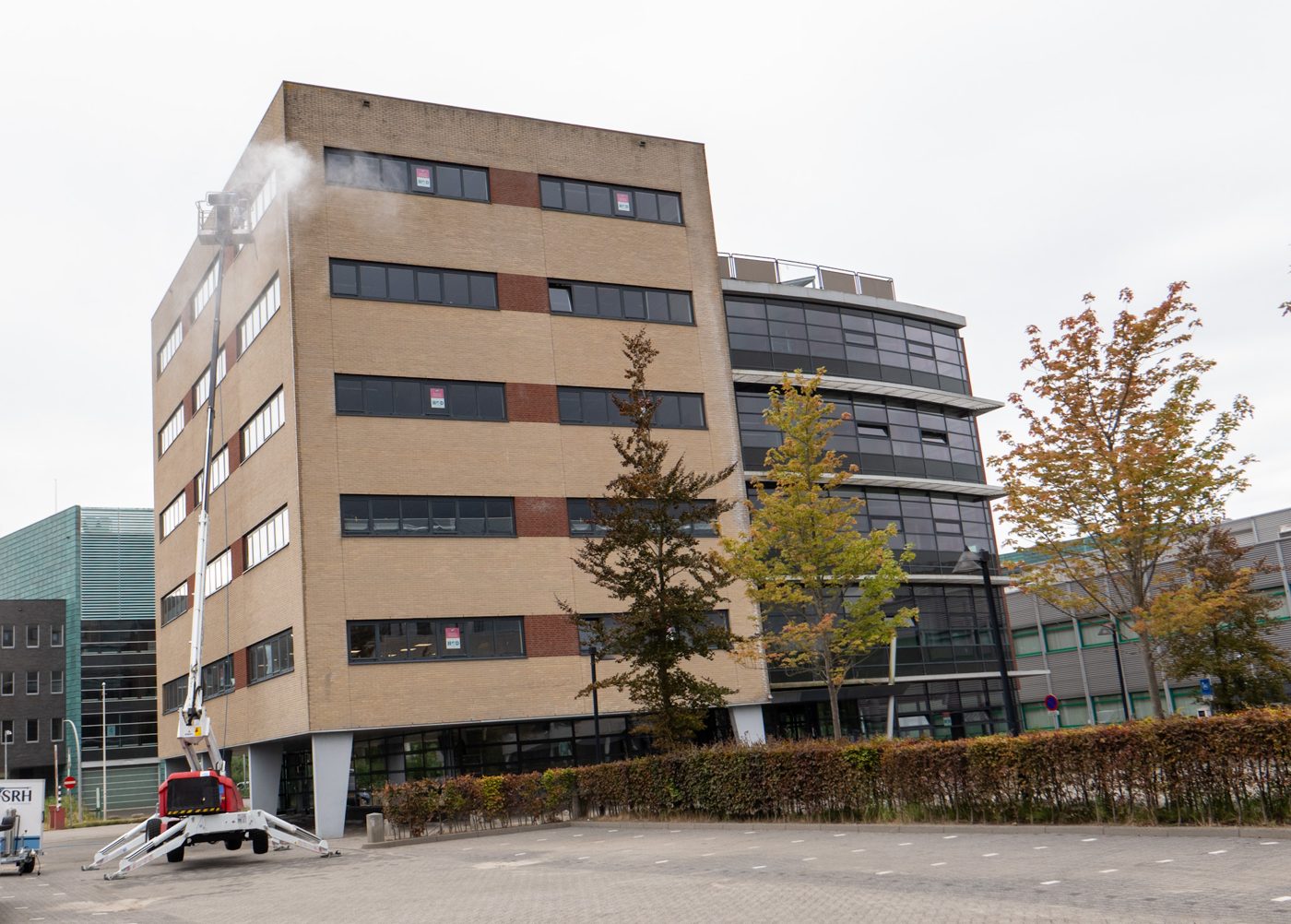 Pulse office building at Transistorstraat 10, Almere, with facade cleaning underway